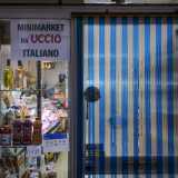 Prima di entrare per� gli chiediamo il perch� di un cartello posto sulla vetrina sul quale � riportata, accanto al nome del negozio, la parola �italiano�